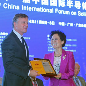 Aixtron’s CEO Martin Goetzeler receives AOA Award from ISA president Wu Ling. 