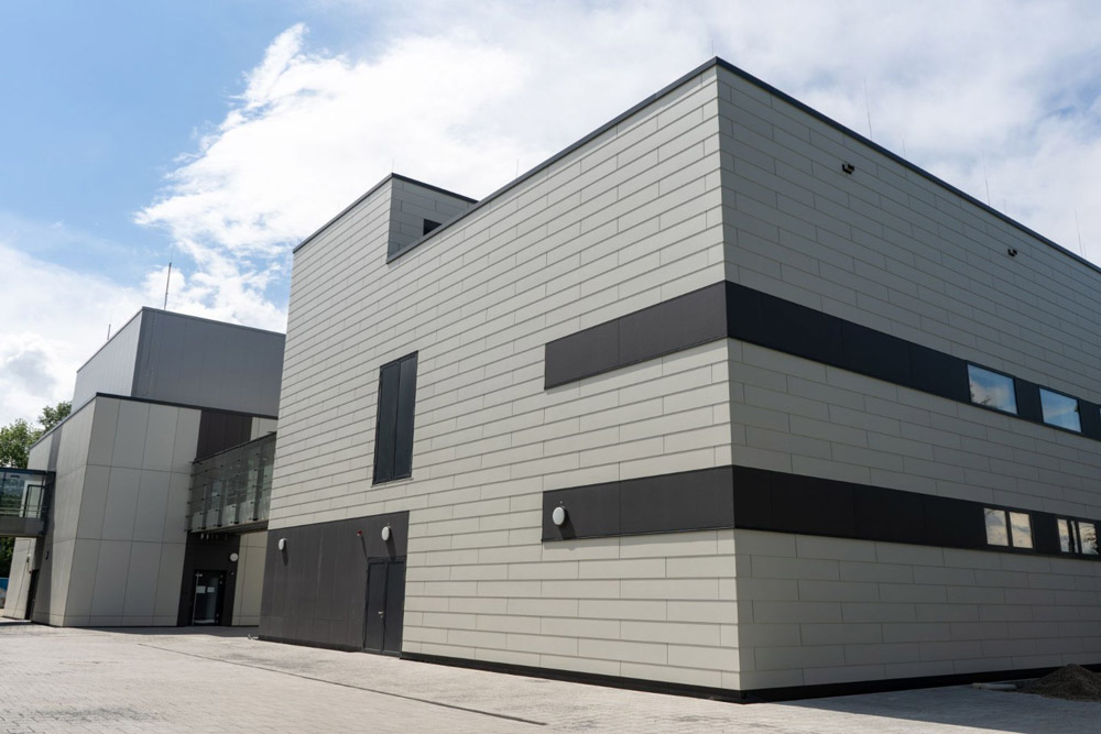 Photo: Fraunhofer IAF has expanded its research infrastructure for semiconductor technologies with a new MOCVD hall (front) and a new laboratory building (behind). 