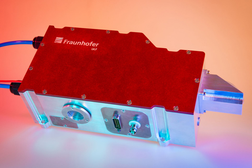 Single-mode disk laser module with up to 2.4W output power for the frequency range 1.9-2.5µm, developed as a pump source for quantum frequency converters, © Fraunhofer IAF.