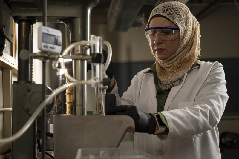 Dr Lana Alagha conducts research in a Missouri S&T mineral processing laboratory. (Photo by Michael Pierce/Missouri S&T.) 