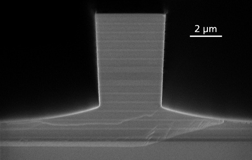 SEM image of the facet of a cleaved AlGaAs Bragg reflection ridge waveguide © Fraunhofer IAF. 