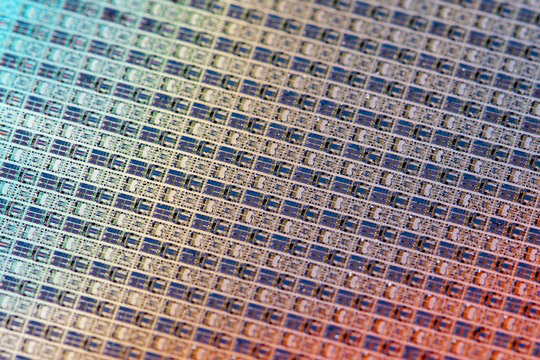 High-frequency amplifiers based on aluminium scandium nitride (AlScN) have the potential to significantly improve the power density and efficiency of high-frequency amplifiers in 5G base stations. © Fraunhofer IAF 