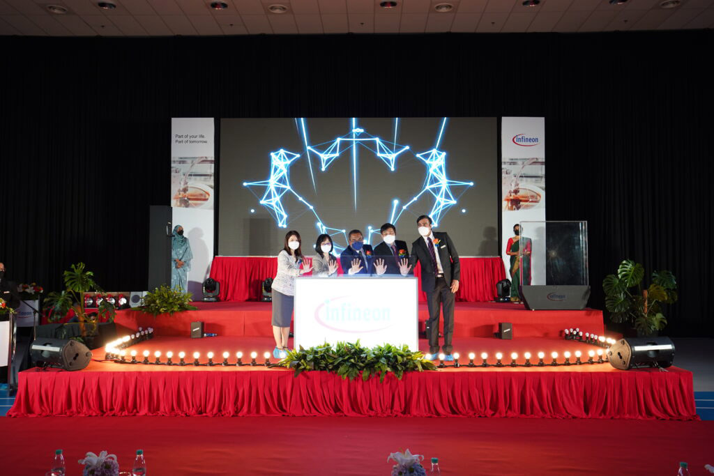 Ms Kam Ai Mei (Infineon), Ms Lim Bee Vian (MIDA), YAB Dato’ Seri Muhammad Sanusi Md Noor (Menteri Besar Kedah), Ng Kok Tiong (Infineon) and Dr Raj Kumar (Infineon) joining hands to launch the Foundation Stone Ceremony for Infineon Kulim’s third wafer fab module. 