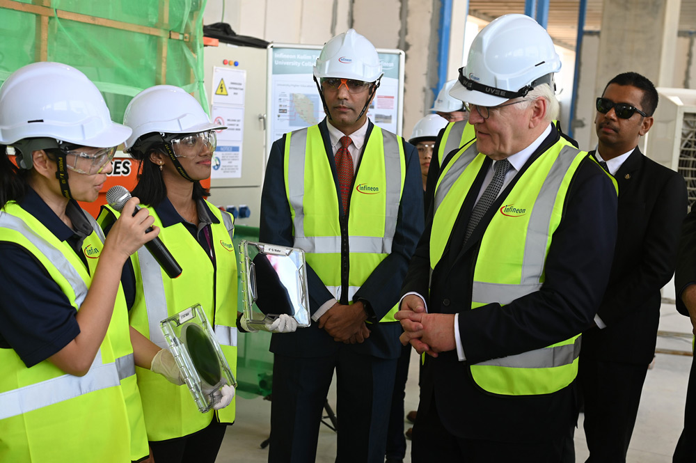 Tan Bee Hoon and Malathi Karthigesu of the Infineon Kulim Technology Development team explaining to President Steinmeier about compound semiconductor technology during his visit to Kulim 3.