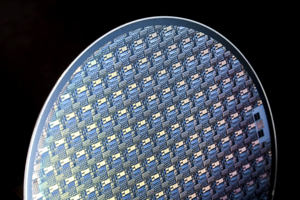 GaN-on-Si wafer comprising vertical components, developed by Fraunhofer IAF, © Fraunhofer IAF. 