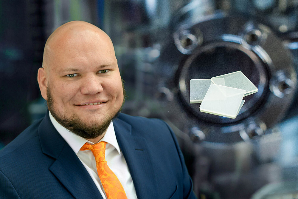 All-GO-HEMT project manager Dr Andreas Fiedler (left, photo by Tina Merkau) and gallium oxide wafer (right, photo by Volkmar Otto). 