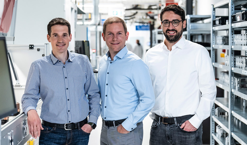 The team around Dr Konrad Schraml (center), Dr Caspar Leendertz (right, both Infineon) and professor Dr Thomas Basler (TU Chemnitz) brought the 3300V CoolSiC XHP2 high-performance module to production maturity.