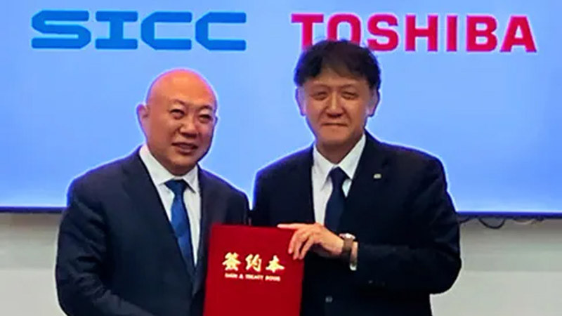 (Left) SICC’s chairman Zong Yanmin and (right) Noriyasu Kurihara, director, vice president of Semiconductor Division, at Toshiba Electronic Devices & Storage Corp. 