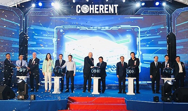 Deputy Prime Minister Dung and Coherent executive VP Gary Kapusta (centre left) at the opening of the Dong Nai plant. Photo: VGP. 