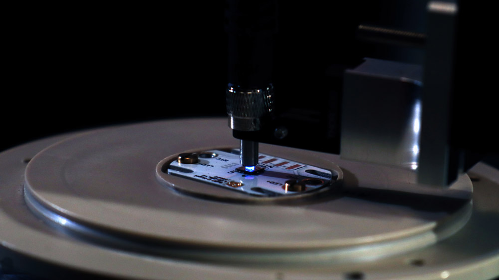 Laboratory setup with far-UVC LED chip consisting of tens of thousands of 235nm micro-LEDs emitting into a glass fiber. © FBH/P. Immerz