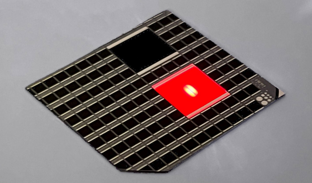 Under laser excitation, the GaInP indoor solar cell glows bright red, indicating the high material quality.