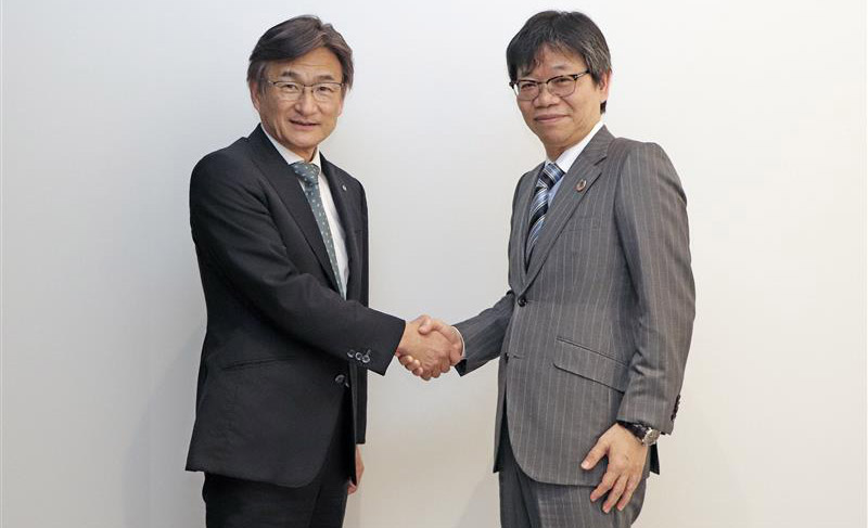 Ichiro Hirose, director, senior managing executive officer & CTO of Mazda (left) and Katsumi Azuma, member of the board and senior managing executive officer of ROHM (right). 