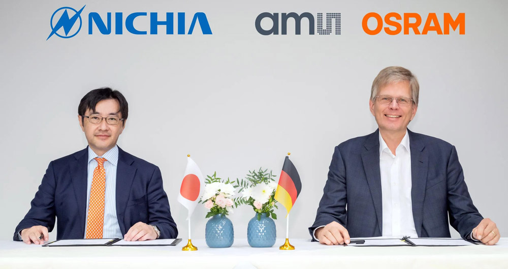 Nichia’s president Hiroyoshi Ogawa (left) and ams OSRAM’s CEO Aldo Kamper (right) sign the patent cross-license agreement. 