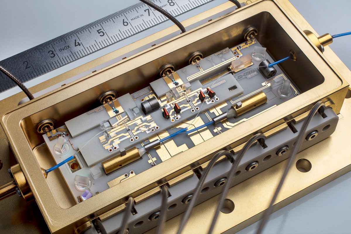 Micro-integrated laser module with on-chip semiconductor opticalamplifier for precision quantum optics experiments in space (© FBH/schurian.com). 