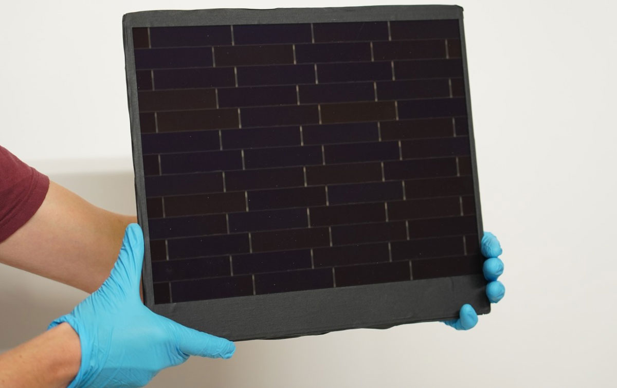 III-V-Module-34-4-percent-efficiency-web.jpg III–V germanium PV module with record efficiency of 34.4%. © Fraunhofer ISE/Photo: Daniel von Kutzleben.