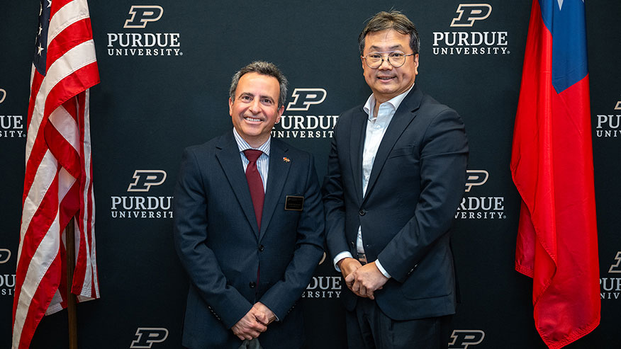 Purdue’s executive VP for research Dan DeLaurentis, left, and GeChi Compound Semiconductor Co’s board chairman Kuan-Ming Hsiung, who signed a research MoU. (Purdue University photo/Kelsey Lefever.)